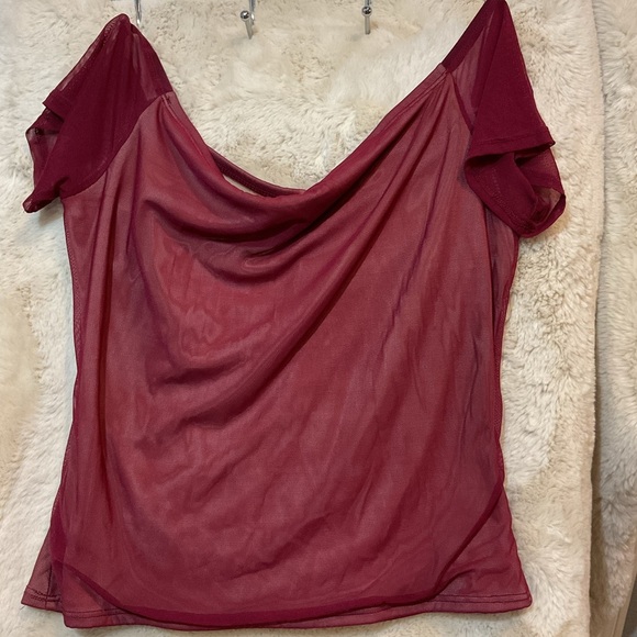 Guess off the shoulder top - Picture 4 of 4